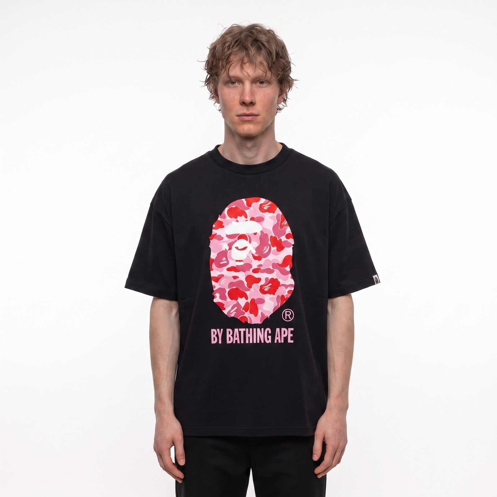 BAPE ABC Camo By Bathing Ape T-Shirt Black/Pink SS25 - model foto