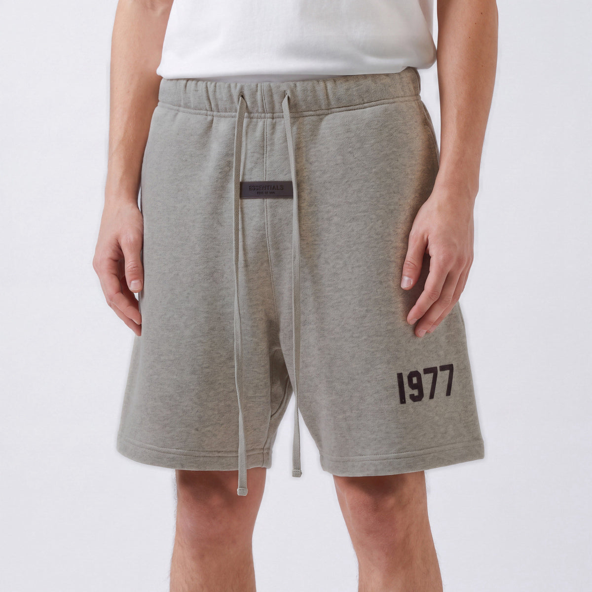 Fear of God Essentials 1977 Shorts Dark Oatmeal – model foto