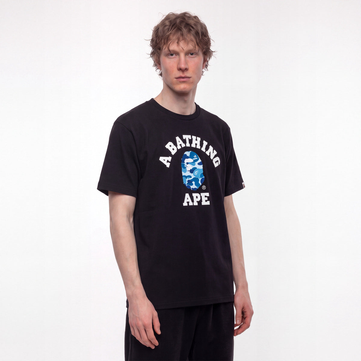 BAPE ABC Camo College T-Shirt Black/Blue – model foto