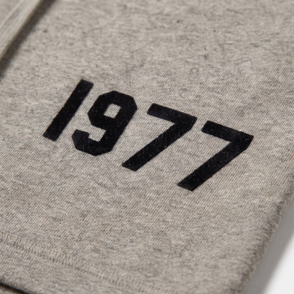 šortky Fear of God Essentials 1977 Shorts Dark Oatmeal ADONIO