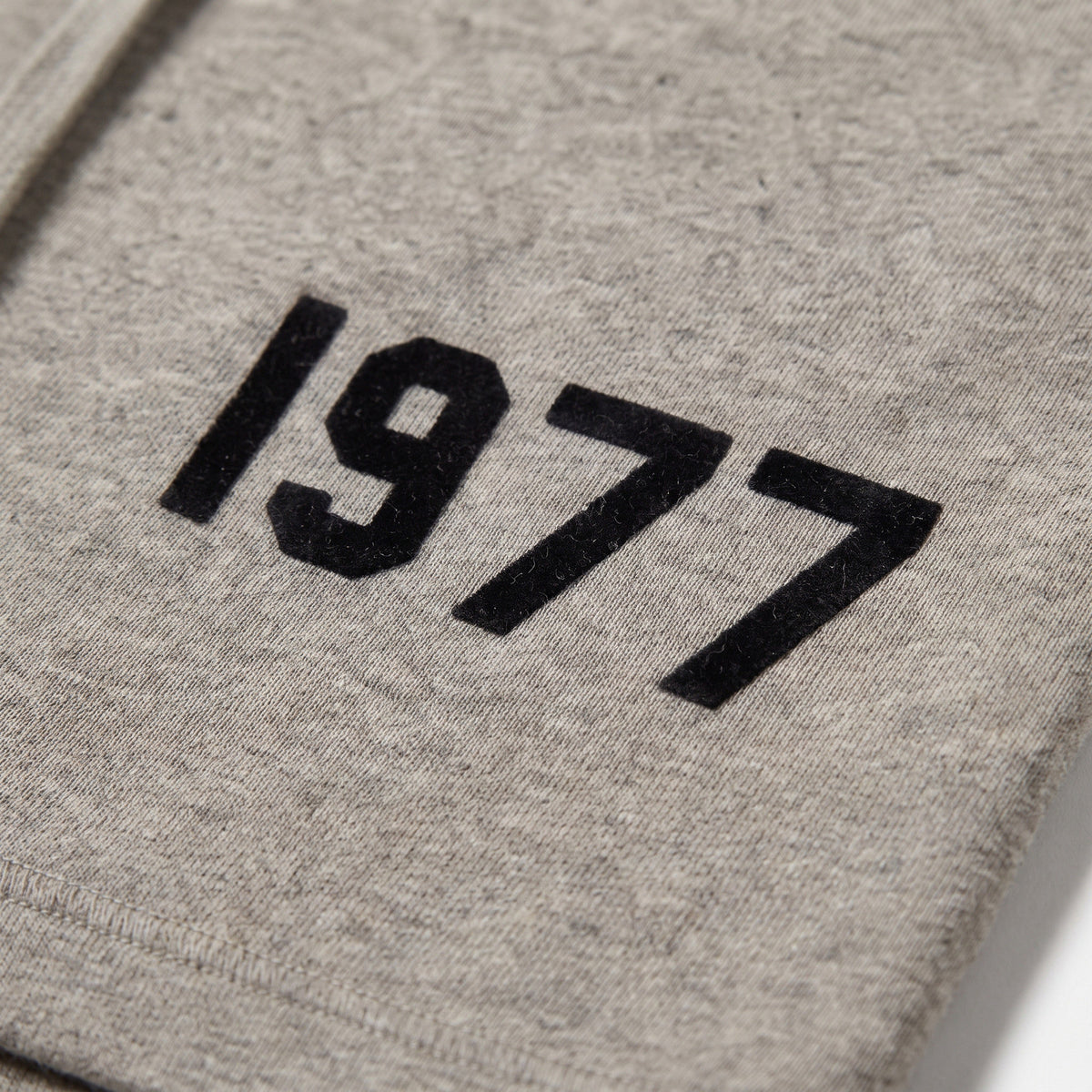 šortky Fear of God Essentials 1977 Shorts Dark Oatmeal ADONIO