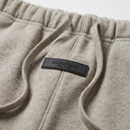 šortky Fear of God Essentials 1977 Shorts Dark Oatmeal ADONIO