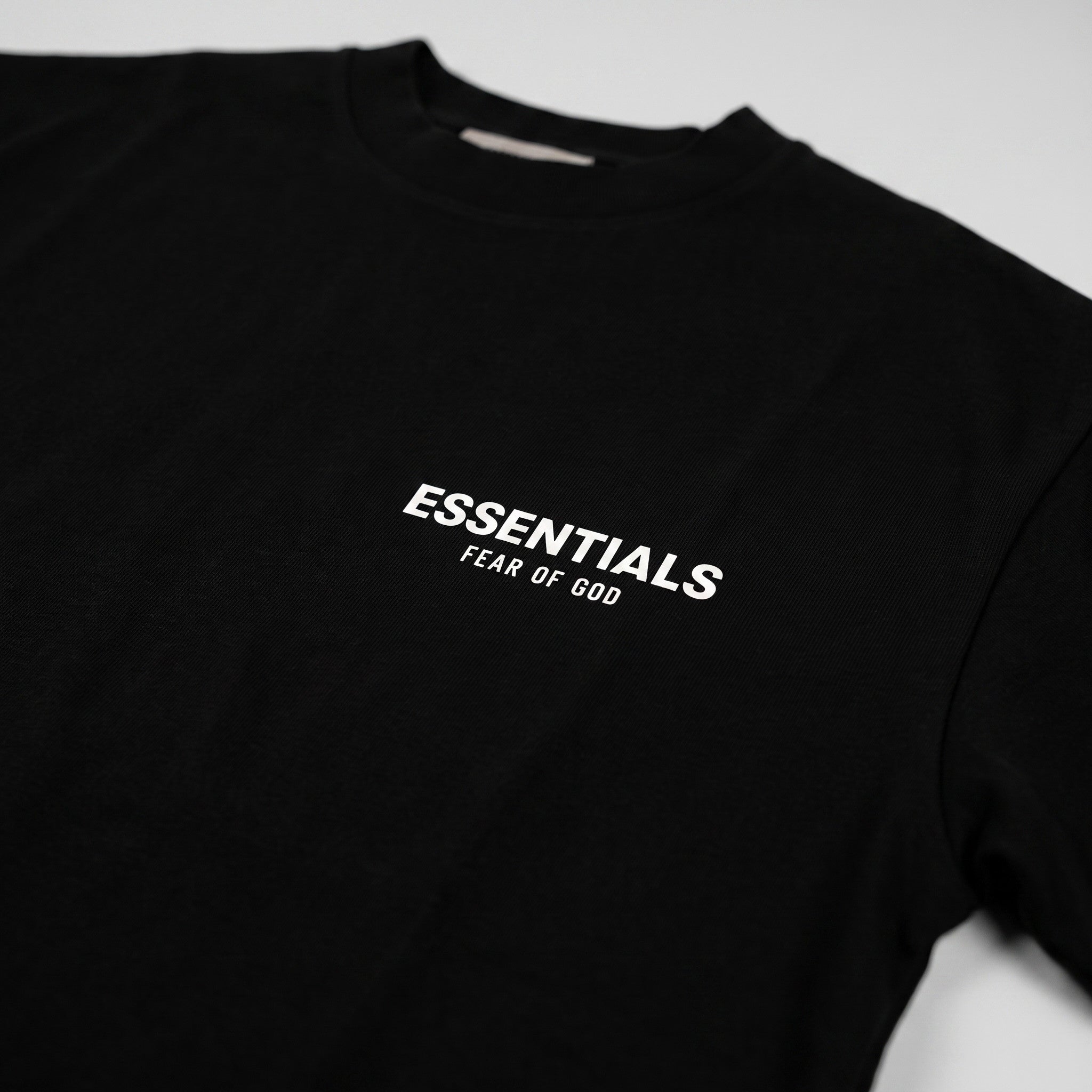 tričko Fear of God Essentials S25 T-Shirt Jet Black ADONIO